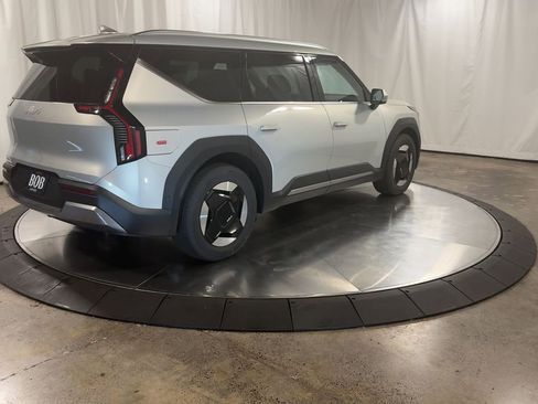 New 2026 Kia EV9 Wind image 8