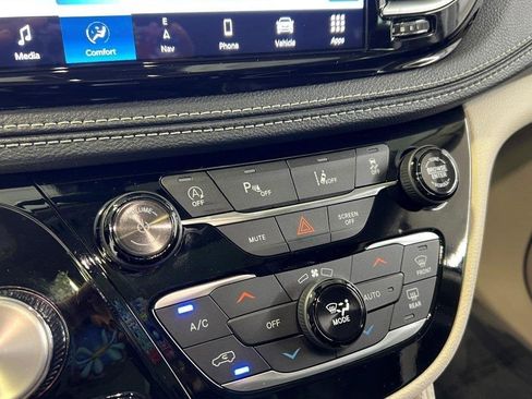 Used 2024 Chrysler Pacifica Limited image 32