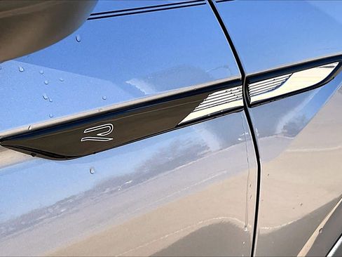 Used 2024 Volkswagen Tiguan SE R-Line w/ MDO Package, Three-Row image 9