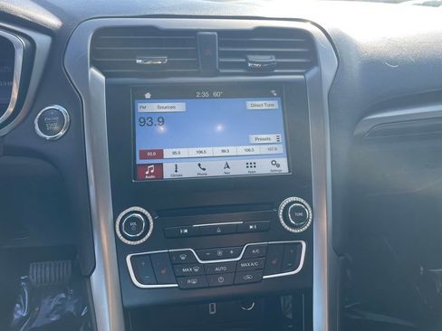 Used 2017 Ford Fusion SE w/ Fusion SE Technology Package image 23