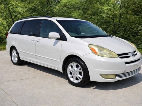 Used 2005 Toyota Sienna XLE image 1