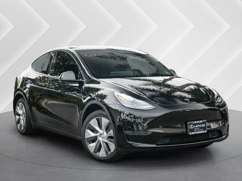 Used 2024 Tesla Model Y Long Range AWD/4WD image 1