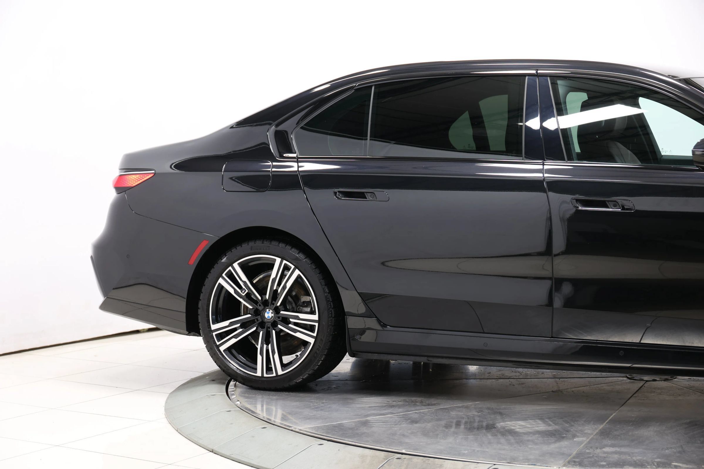 Used 2023 BMW i7 xDrive60 w/ Executive Package 2 AWD/4WD image 76