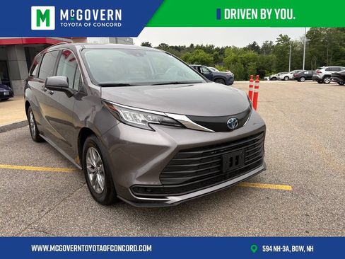 Used 2023 Toyota Sienna LE AWD/4WD image 5