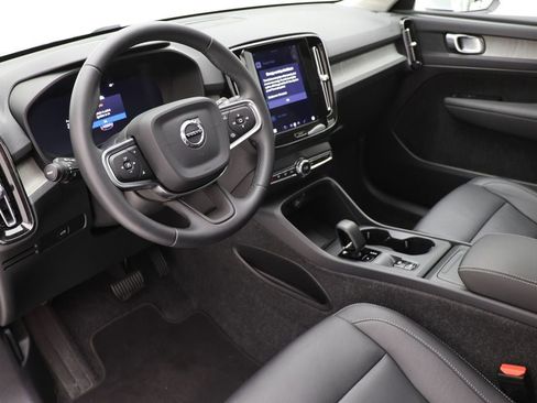 Used 2025 Volvo XC40 B5 Core image 14