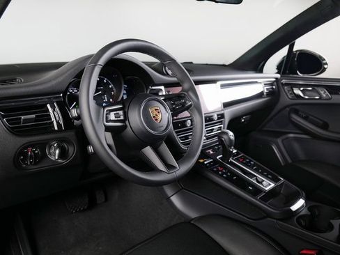 Certified 2026 Porsche Macan AWD/4WD image 4