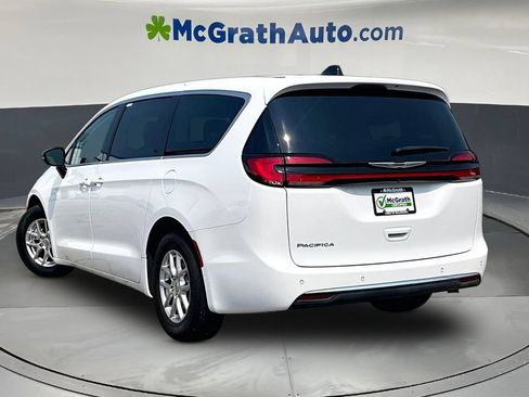 Used 2024 Chrysler Pacifica Touring-L FWD image 5