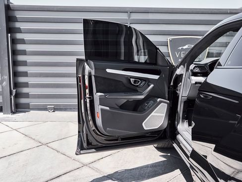 Used 2022 Lamborghini Urus AWD/4WD image 29