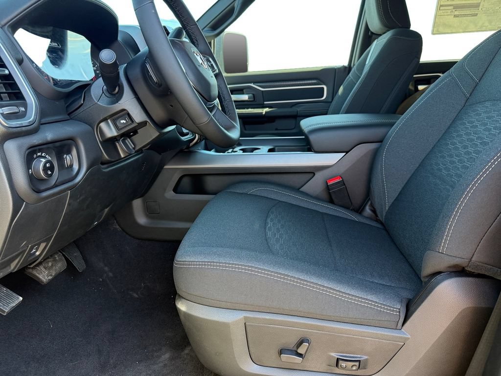 New 2026 RAM 3500 Big Horn AWD/4WD image 9