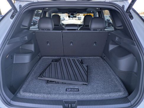 Used 2025 Volkswagen Tiguan SE R-Line image 28