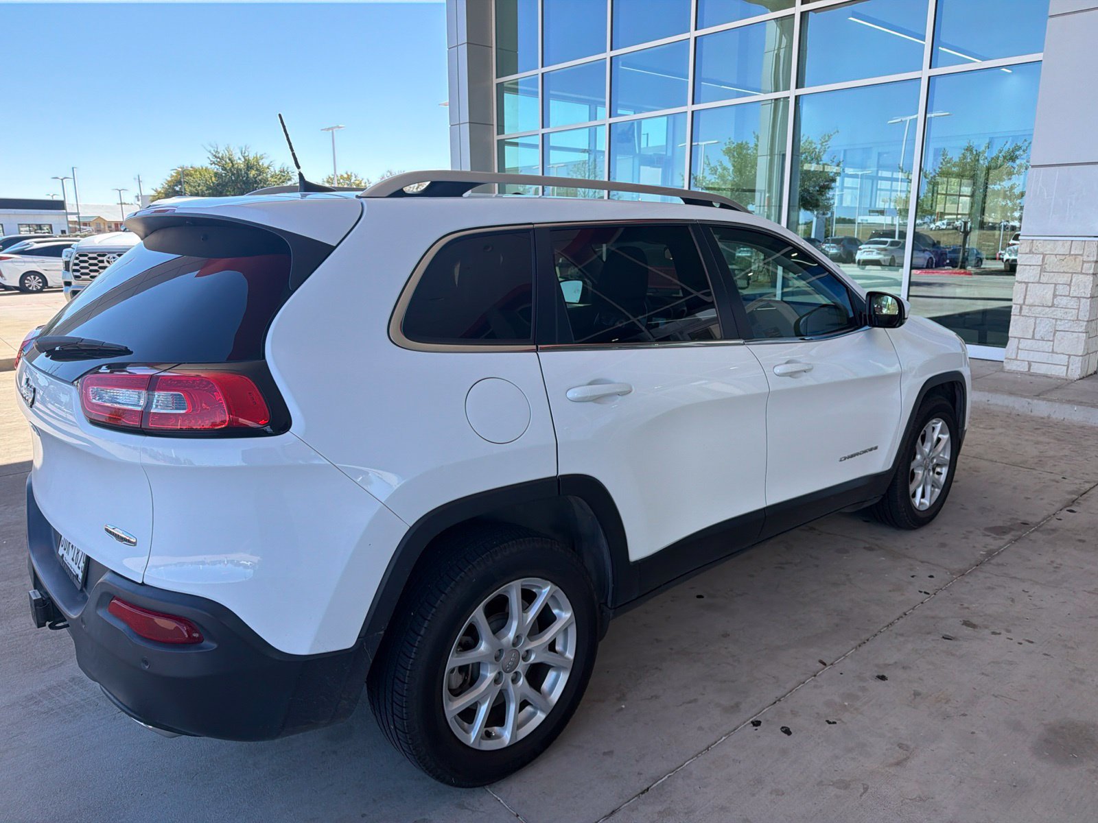 Used 2016 Jeep Cherokee Latitude w/ Safety/Convenience Group FWD image 17