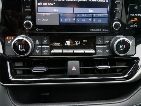 Used 2021 Toyota Highlander XLE image 45