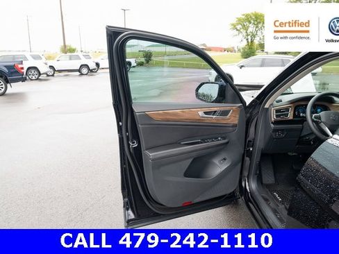 Certified 2024 Volkswagen Atlas SE w/ Black Wheel Package image 11