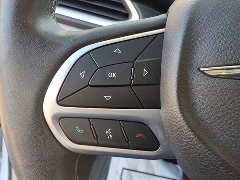 Used 2022 Chrysler Pacifica Touring-L image 18