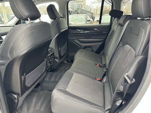 Used 2023 Jeep Grand Cherokee Laredo image 12