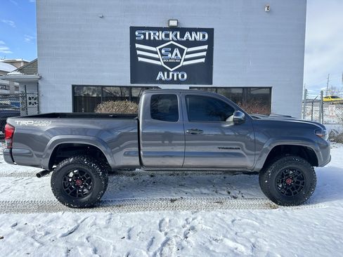 Used 2018 Toyota Tacoma TRD Sport w/ Technology Package image 5