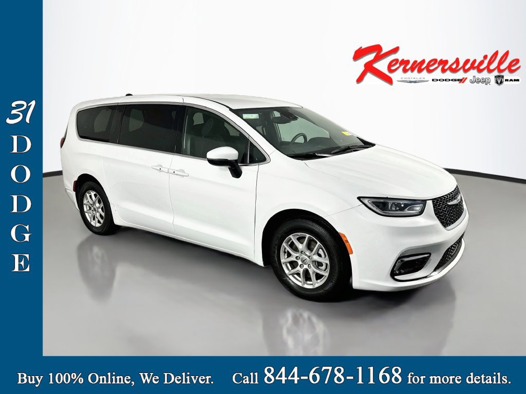 Used 2023 Chrysler Pacifica Touring FWD image 1