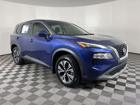 Used 2022 Nissan Rogue SV image 2