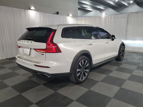 Used 2021 Volvo V60 T5 Cross Country image 6