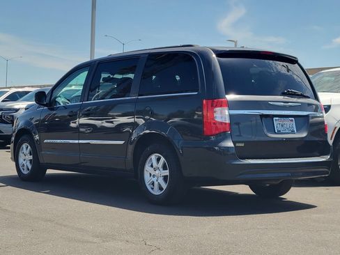Used 2012 Chrysler Town & Country Touring FWD image 2