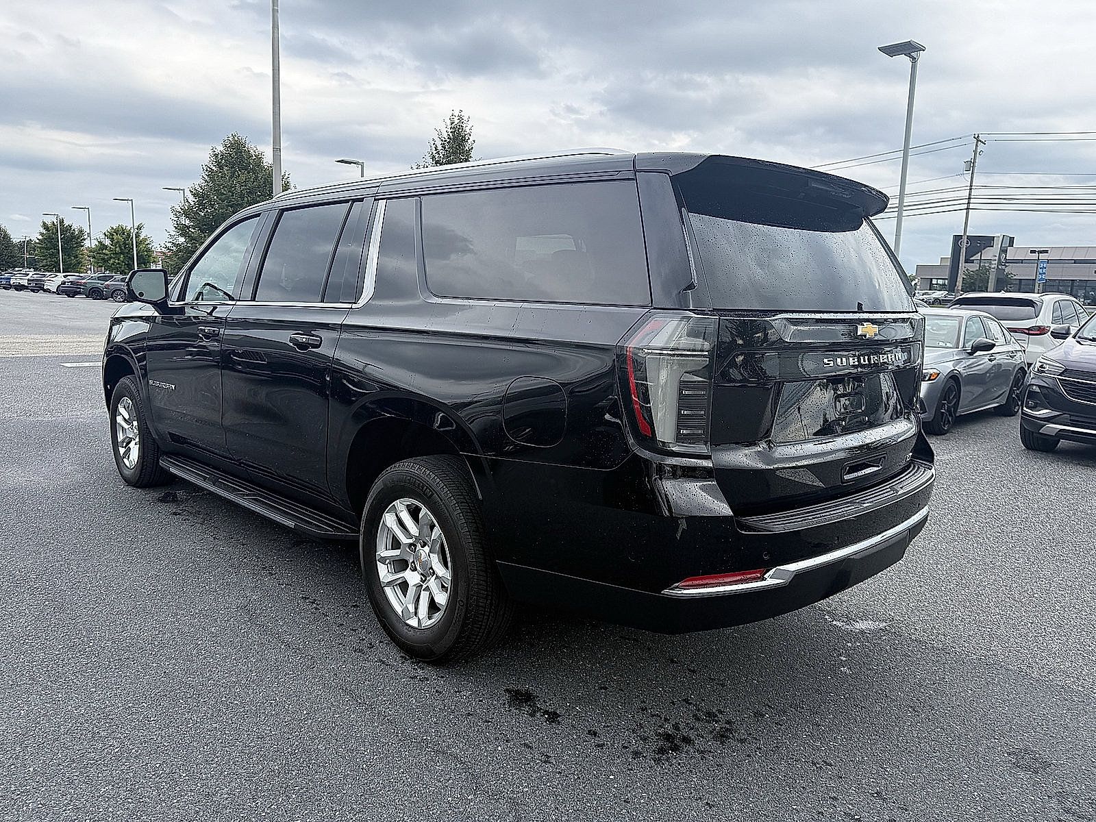 Used 2025 Chevrolet Suburban LT w/ Comfort Package AWD/4WD image 10