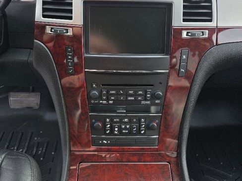 Used 2011 Cadillac Escalade Luxury AWD/4WD image 11