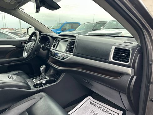 Used 2017 Toyota Highlander XLE AWD/4WD image 40