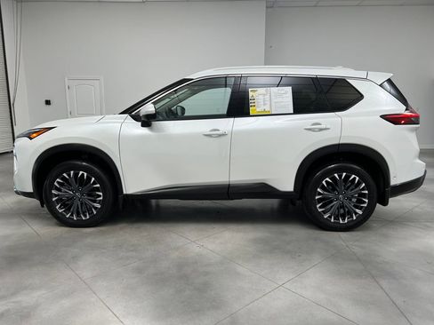 Used 2025 Nissan Rogue SL w/ Tech Package FWD image 4