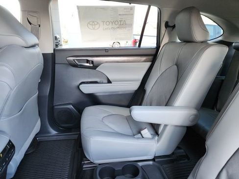 New 2026 Toyota Highlander Platinum image 19