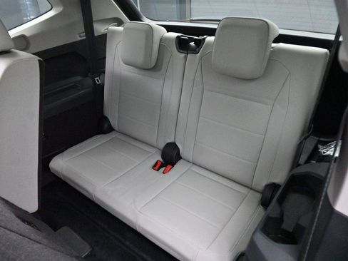 Used 2018 Volkswagen Tiguan SE w/ Panoramic Sunroof Package FWD image 32
