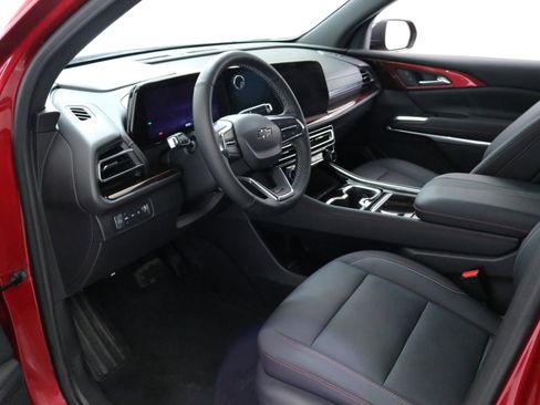 Used 2024 Chevrolet Traverse Z71 image 23