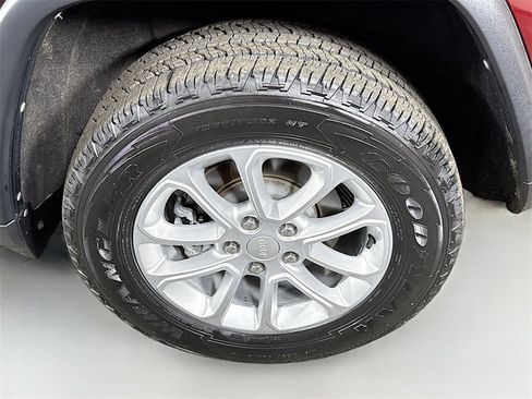 Used 2022 Jeep Grand Cherokee Laredo X image 33