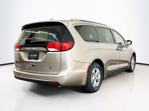 Used 2018 Chrysler Pacifica Touring-L image 9