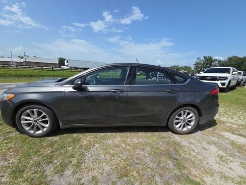 Used 2020 Ford Fusion SE FWD image 2