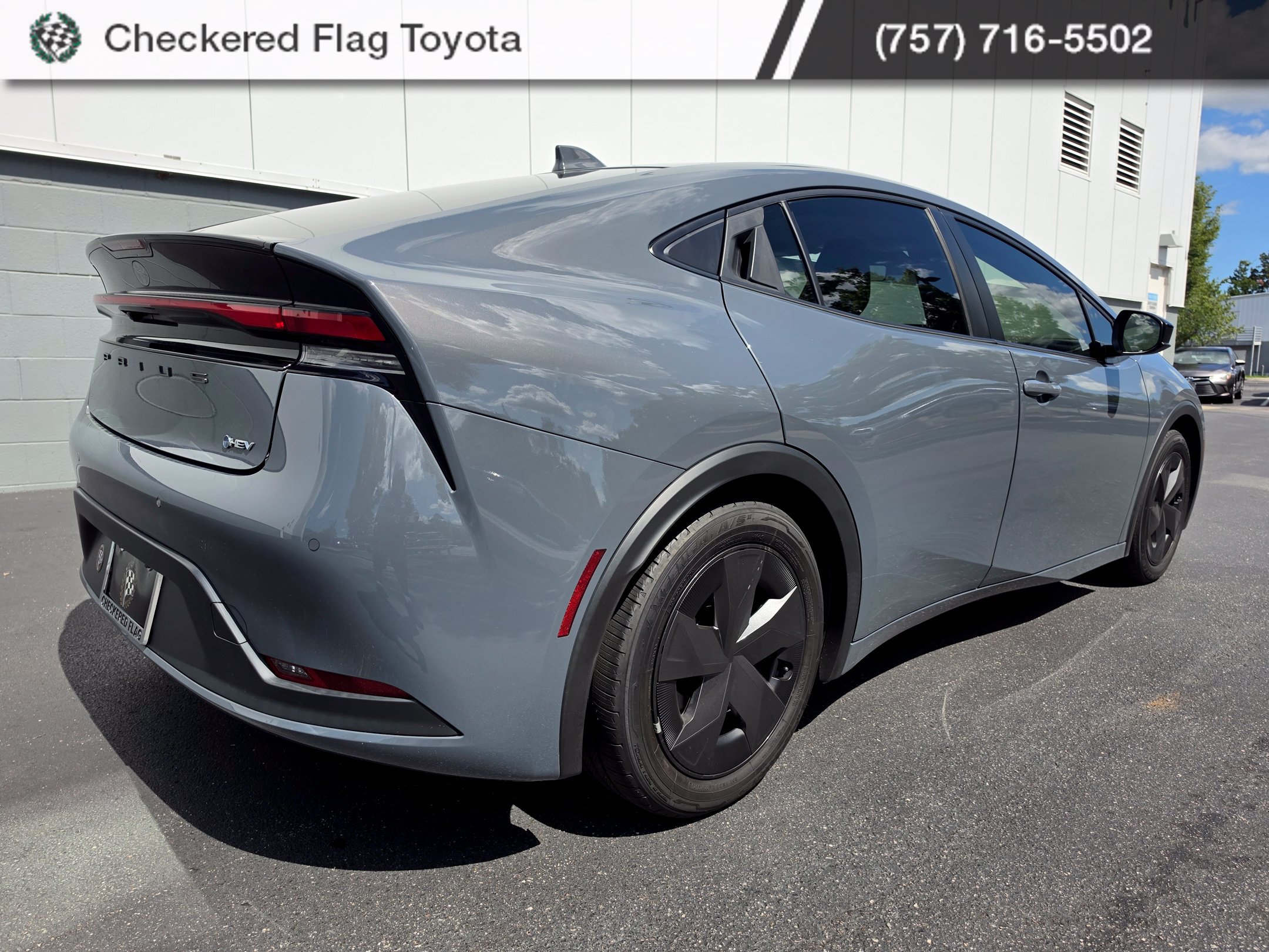 Used 2023 Toyota Prius LE FWD image 5