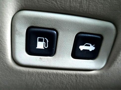 Used 2004 Cadillac XLR image 39