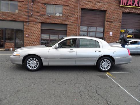 Used 2007 Lincoln Town Car Signature image 3