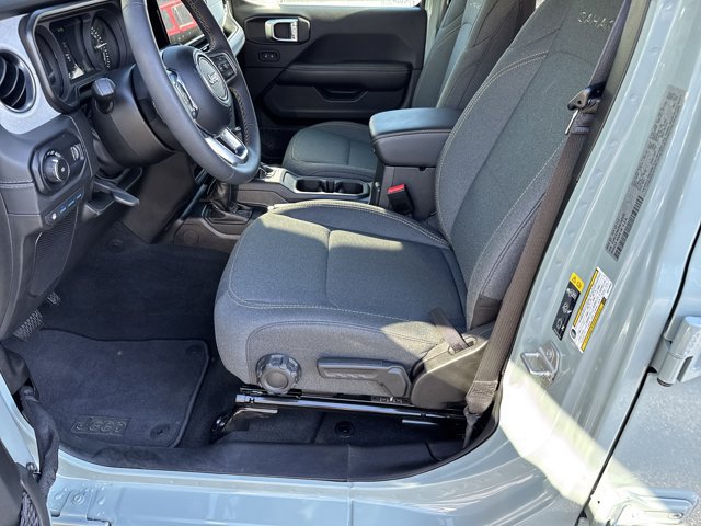 Used 2024 Jeep Wrangler Unlimited Sahara AWD/4WD image 10