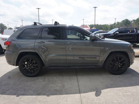 Used 2019 Jeep Grand Cherokee Altitude image 23