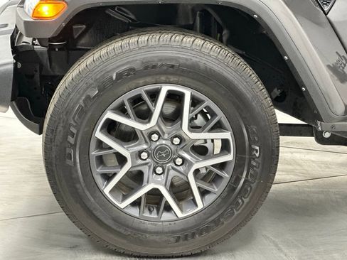 Used 2025 Jeep Wrangler Sahara image 25