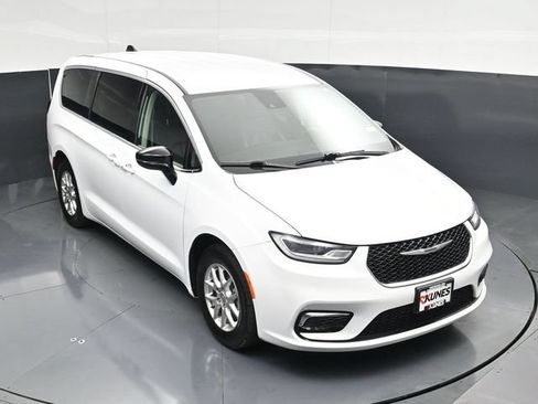 Certified 2024 Chrysler Pacifica Touring-L FWD image 53