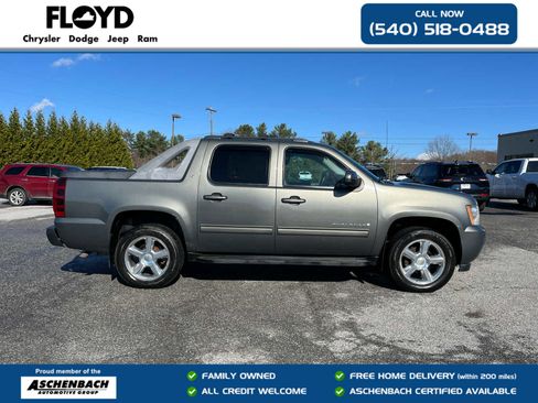 Used 2011 Chevrolet Avalanche LT w/ Luxury Package image 2
