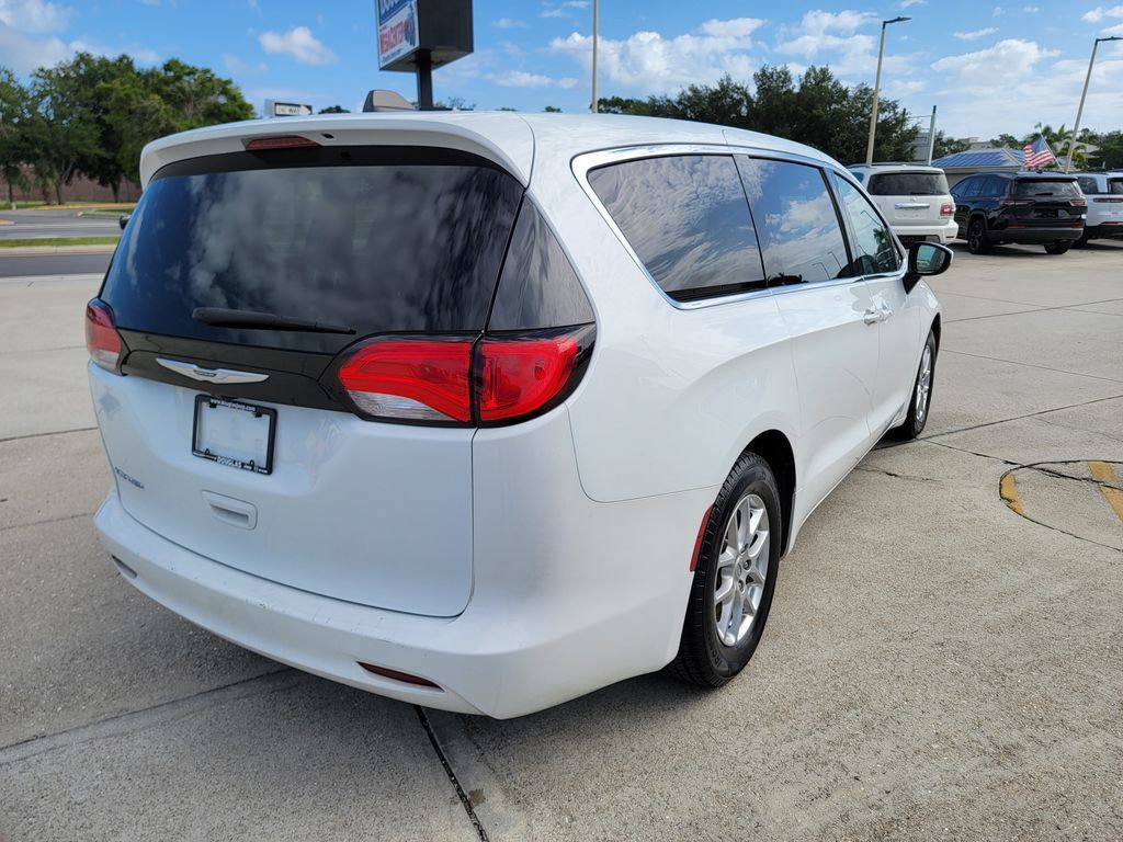 Used 2022 Chrysler Voyager LX FWD image 5