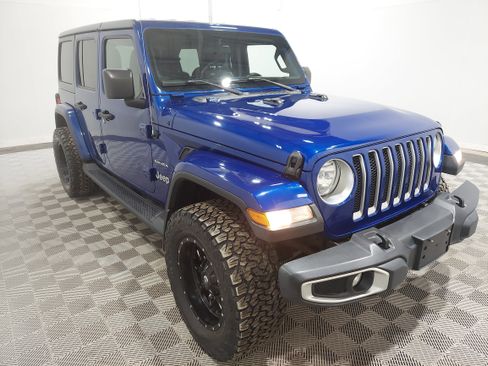 Used 2018 Jeep Wrangler Unlimited Sahara w/ Cold Weather Group AWD/4WD image 4