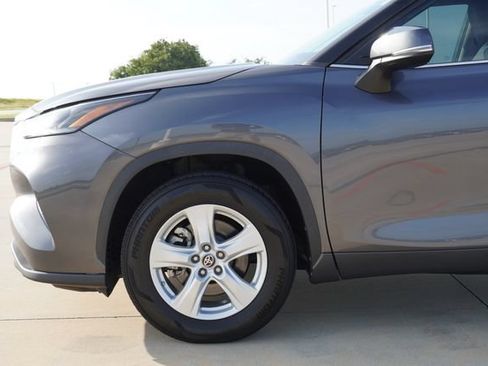 Used 2023 Toyota Highlander LE FWD image 5