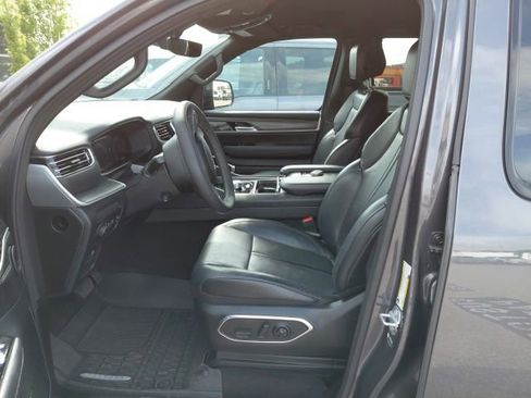 Used 2024 Jeep Wagoneer L Series II w/ Flexible Seating Group AWD/4WD image 3