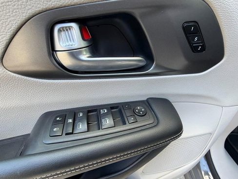Used 2023 Chrysler Pacifica Touring-L FWD image 24