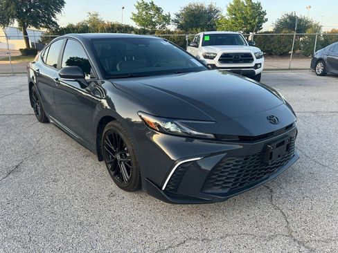 Used 2025 Toyota Camry SE w/ Convenience Package FWD image 3