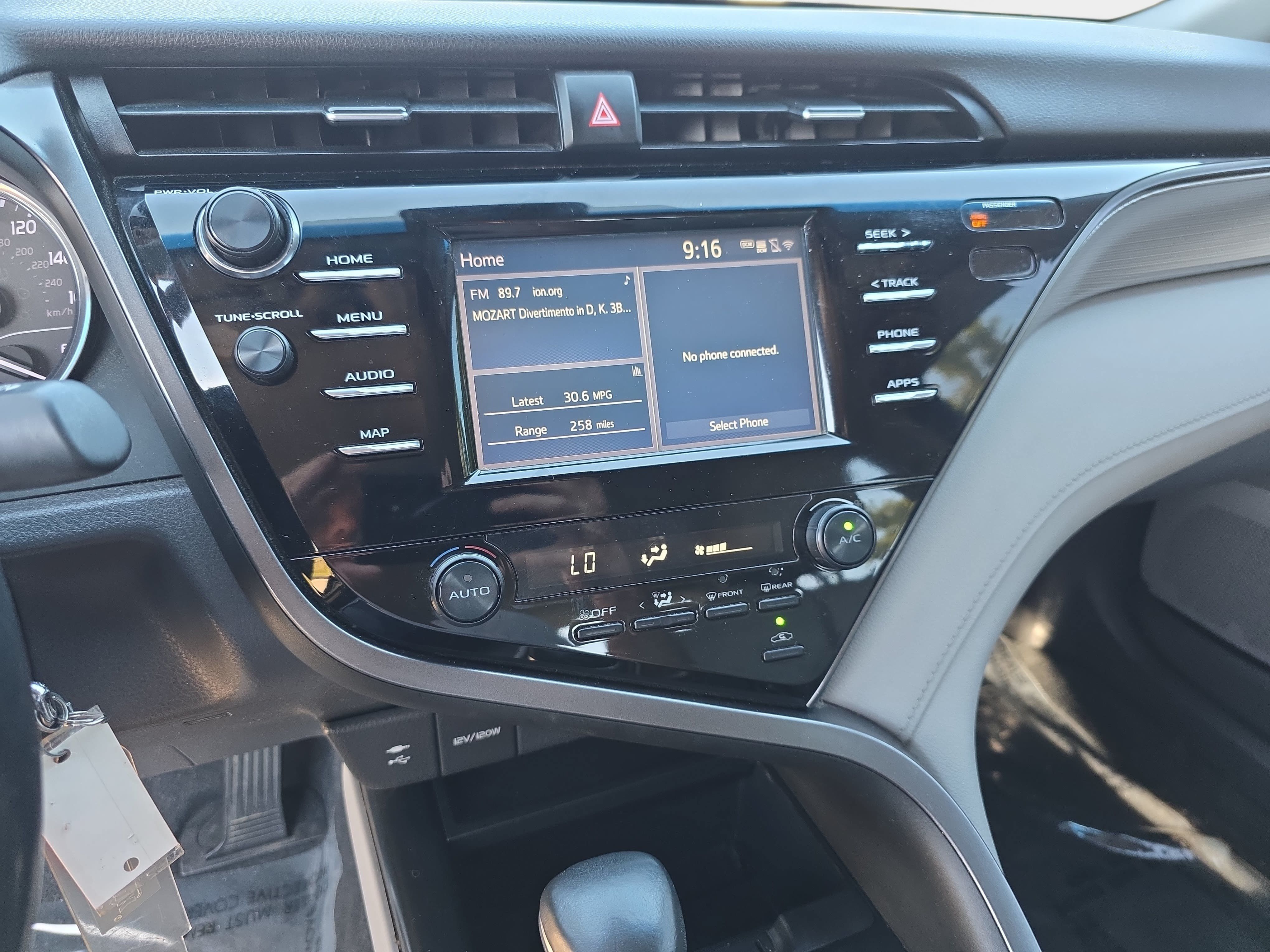 Used 2019 Toyota Camry SE FWD image 17