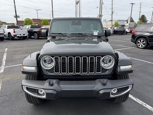 Used 2025 Jeep Wrangler Unlimited Sahara AWD/4WD image 2